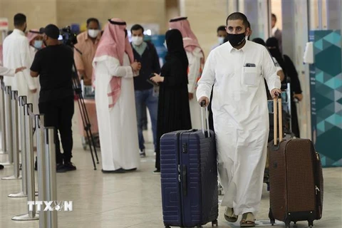 Hành khách tại sân bay quốc tế King Khaled ở Riyadh, Saudi Arabia. (Ảnh: AFP/TTXVN)