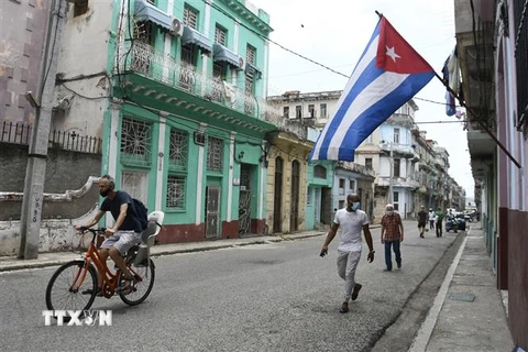 Người dân đeo khẩu trang phòng dịch COVID-19 tại La Habana, Cuba. (Ảnh: THX/TTXVN)