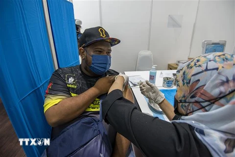 Tiêm vaccine ngừa COVID-19 tại Kuala Lumpur, Malaysia. (Ảnh: THX/TTXVN)