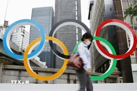 Biểu tượng của Olympic Tokyo 2020 tại Tokyo, Nhật Bản. (Ảnh: Kyodo/TTXVN)