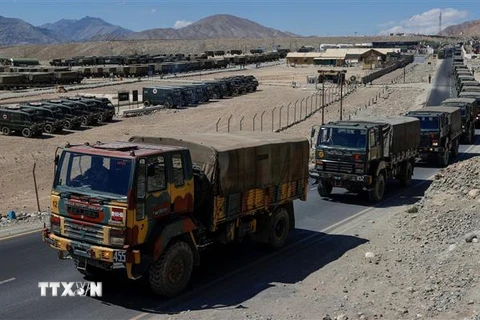 Xe quân sự di chuyển tới khu vực ở Ladakh, nơi có Đường kiểm soát thực tế (LAC) phân giới giữa Trung Quốc và Ấn Độ, ngày 15/9/2020. (Ảnh: Reuters/TTXVN)