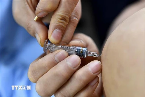 Tiêm chủng vaccine ngừa COVID-19 cho người dân tại tỉnh Sơn Đông, Trung Quốc. (Ảnh: THX/TTXVN)