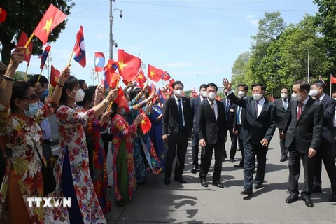 Nhân dân Thủ đô Hà Nội đón chào Tổng Bí thư, Chủ tịch nước Lào Thongloun Sisoulith sang thăm hữu nghị chính thức Việt Nam. (Ảnh: Lâm Khánh/TTXVN)
