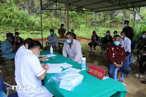 Người dân biên giới xã Huổi Luông, huyện Phong Thổ được tiêm vaccine phòng COVID-19. (Ảnh: Nguyễn Oanh/TTXVN)