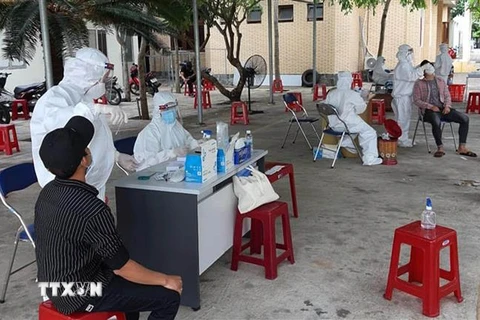 Cán bộ y tế test nhanh kháng nguyên SARS-CoV-2 cho lao động tại tỉnh Phú Yên. (Ảnh: TTXVN)