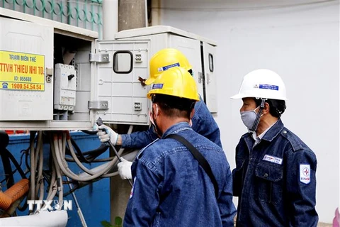Công nhân Công ty Điện lực Thủ Đức lắp đặt máy phát điện dự phòng. (Ảnh: Thành Chung/TTXVN)