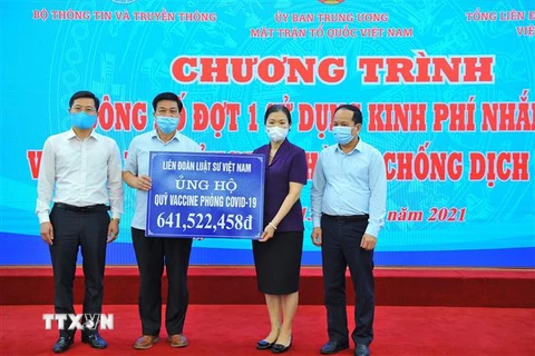Liên đoàn Luật sư Việt Nam trao tượng trưng số tiền trên 961 triệu đồng ủng hộ Quỹ vaccine phòng COVID-19. (Ảnh: Minh Đức/TTXVN)