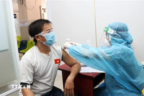 Từ ngày 22/7, Thành phố Hồ Chí Minh triển khai tiêm vaccine trên diện rộng với 930.000 liều được phân bổ. (Ảnh: Xuân Khu/TTXVN)