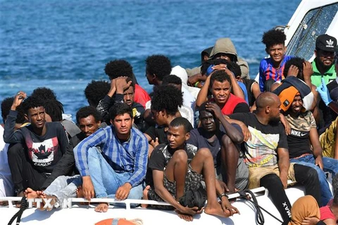 Người di cư đến từ Tunisia và Libya được cứu. (Ảnh: AFP/TTXVN)