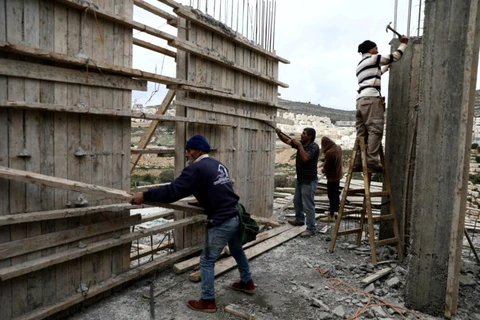 Công nhân Palestine làm việc tại một công trường ở khu Bờ Tây. (Nguồn: Reuters)