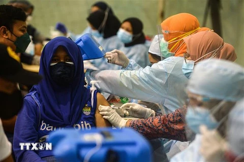 Tiêm vaccine ngừa COVID-19 cho người dân tại trung tâm dã chiến ở Tangerang, Indonesia. (Ảnh: THX/TTXVN)