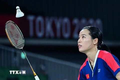 Vận động viên cầu lông Nguyễn Thuỳ Linh thi đấu trong trận gặp đối thủ Thụy Sĩ Sabrina Jaquet tại Olymic Tokyo 2020. (Ảnh: AFP/TTXVN)
