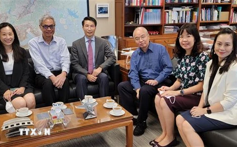 Tổng Lãnh sự Việt Nam Phạm Bình Đàm (thứ 3 từ trái qua) cùng Giáo sư Wei Shyy, Hiệu trưởng trường HKUST (bên trái) tại cuộc gặp. (Ảnh: Lê Anh/TTXVN)