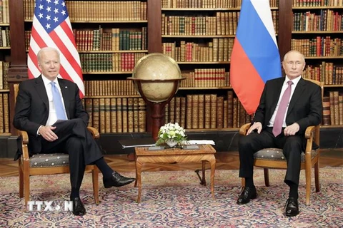 Tổng thống Mỹ Joe Biden (phải) và Tổng thống Nga Vladimir Putin (trái) trong cuộc gặp tại Geneva, Thụy Sĩ, ngày 16/6. (Ảnh: AFP/TTXVN)