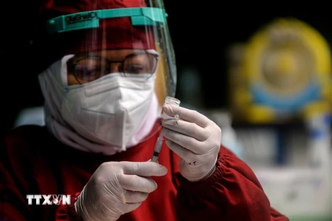 Nhân viên tế chuẩn bị mũi tiêm vaccine ngừa COVID-19 tại Tangerang, Indonesia. (Ảnh: THX/TTXVN)