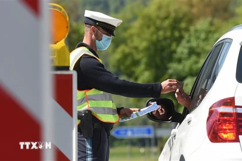 Cảnh sát kiểm tra các phương tiện tại khu vực biên giới Đức-Áo, gần làng Oberaudorf, Đức. (Ảnh: AFP/TTXVN)