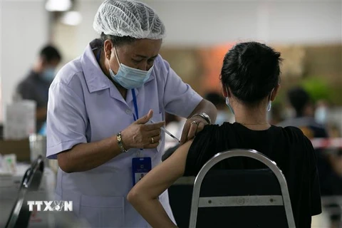 Nhân viên y tế tiêm vaccine phòng COVID-19 cho người dân Lào. (Ảnh: THX/TTXVN)