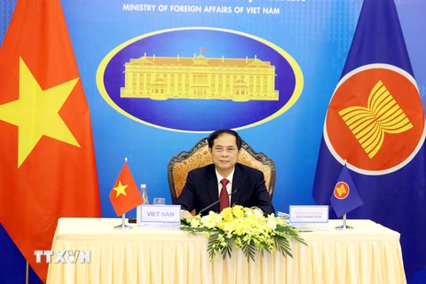 Bộ trưởng Bộ Ngoại giao Bùi Thanh Sơn tham dự Hội nghị Bộ trưởng Ngoại giao ASEAN lần thứ 54 (AMM 54) theo hình thức trực tuyến. (Ảnh: Phạm Kiên/TTXVN)