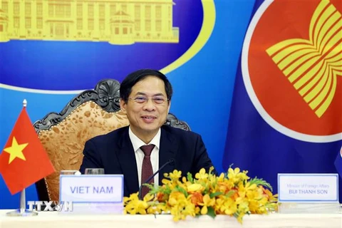 Bộ trưởng Bộ Ngoại giao Bùi Thanh Sơn tham dự Hội nghị Bộ trưởng Ngoại giao ASEAN-Trung Quốc theo hình thức trực tuyến. (Ảnh: Phạm Kiên/TTXVN)