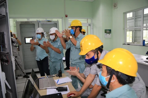 Cán bộ, kỹ sư Công ty CP Thủy điện Đa Nhim-Hàm Thuận-Đa Mi chứng kiến thời khắc tổ máy H5 thủy điện Đa Nhim hòa lưới thành công. (Nguồn: evn.com.vn)