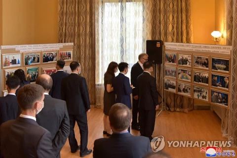 Các quan chức Triều Tiên tham dự triển lãm ảnh của Đại sứ quán Nga. (Nguồn: Yonhap)