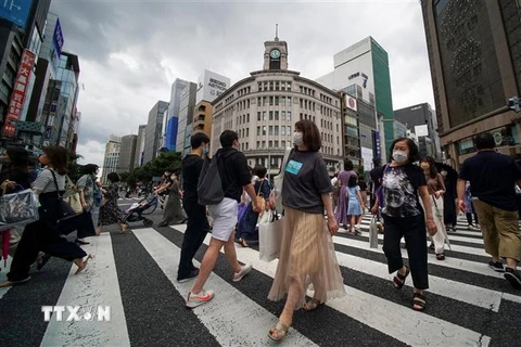 Người dân di chuyển trên đường phố tại Tokyo, Nhật Bản. (Ảnh: AFP/TTXVN)