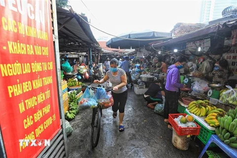 Tại các chợ dân sinh, lượng hàng hoá dồi dào, đảm bảo cung ứng đủ. (Ảnh: Thành Đạt/TTXVN)