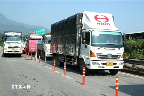 Các xe tải phải dừng để kiểm tra tại chốt Cao tốc Nội Bài-Lào Cai trước khi vào khu vực cửa khẩu Kim Thành. (Ảnh: Quốc Khánh/TTXVN)
