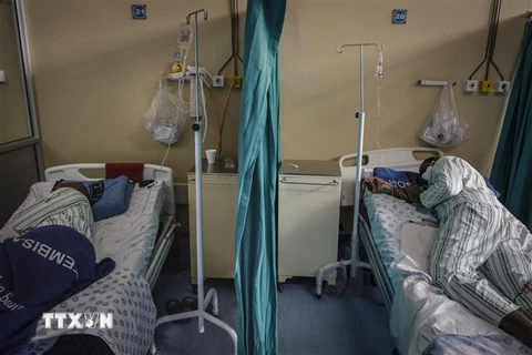 Bệnh nhân COVID-19 được điều trị tại bệnh viện ở Tembisa, Nam Phi. (Ảnh: AFP/TTXVN)
