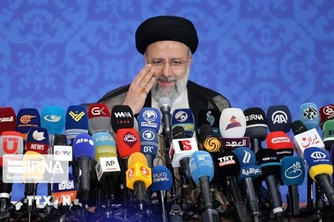 Tổng thống đắc cử Iran Ebrahim Raisi phát biểu sau lễ tuyên thệ nhậm chức ở Tehran. (Ảnh: IRNA/TTXVN)