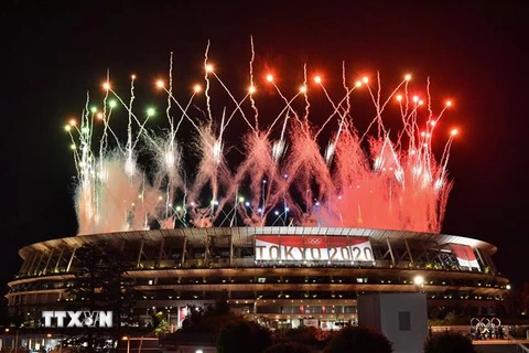 Màn pháo hoa kết thúc lễ bế mạc Olympic Tokyo 2020 trên sân vận động Olympic ở Tokyo, Nhật Bản. (Ảnh: AFP/TTXVN)