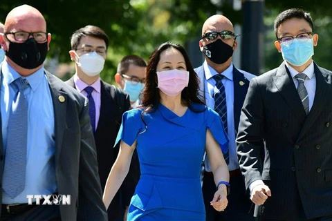 Bà Mạnh Vãn Châu (giữa) rời Toà án Tối cao tỉnh British Columbia ở Vancouver, Canada ngày 4/8. (Ảnh: AFP/TTXVN)