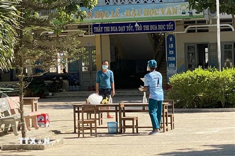 Công dân trở về từ vùng dịch các tỉnh, thành phía Nam đang được cách ly tập trung phòng, chống dịch tại các địa phương của tỉnh Ninh Thuận. (Ảnh: Công Thử/TTXVN)