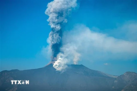 Núi lửa Etna ở phía Bắc Catania, Italy phun tro bụi ngày 4/3. (Ảnh: AFP/TTXVN)