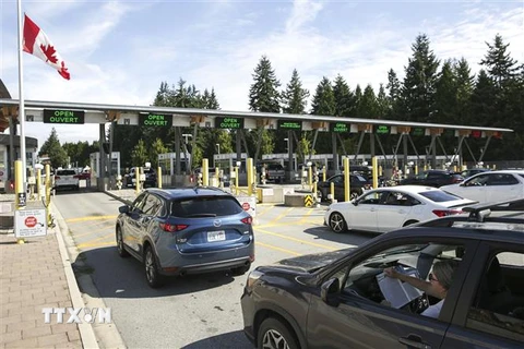 Người dân chờ được phép qua cửa khẩu biên giới giữa Mỹ với Canada tại Blaine, Washington (Mỹ) ngày 9/8. (Ảnh: AFP/TTXVN)