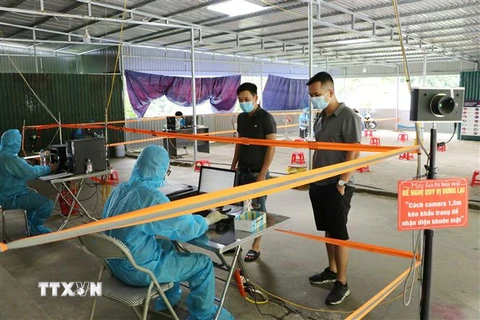 Công dân vào Lai Châu khai báo y tế. (Ảnh: Nguyễn Oanh/TTXVN)