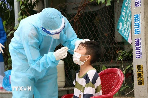 Cán bộ y tế ở thành phố Phan Rang-Tháp Chàm lấy mẫu xét nghiệm COVID-19 cho người dân trên địa bàn. (Ảnh: Công Thử/TTXVN)