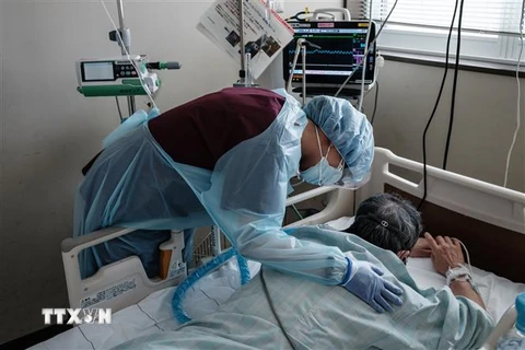 Điều trị cho bệnh nhân COVID-19 tại bệnh viện ở Sapporo, Nhật Bản. (Ảnh: AFP/TTXVN)