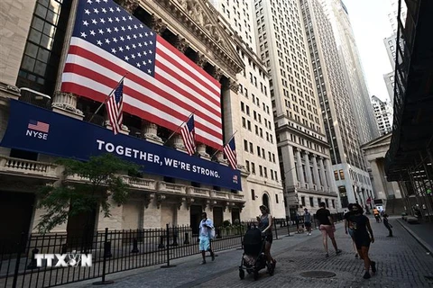 Quang cảnh bên ngoài Sàn giao dịch chứng khoán New York, Mỹ. (Ảnh: AFP/TTXVN)