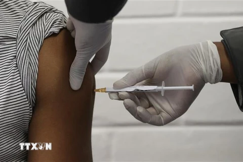 Tiêm chủng vaccine ngừa COVID-19 tại Soweto, Nam Phi. (Ảnh: AFP/TTXVN)