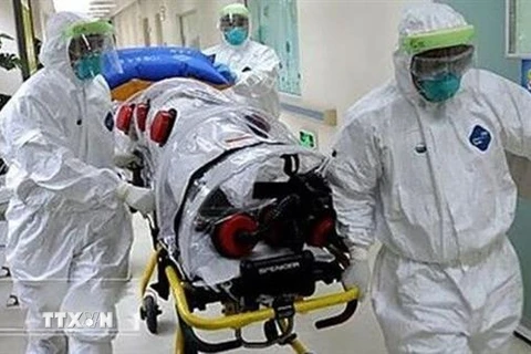 Chuyển bệnh nhân nhiễm COVID-19 tới bệnh viện ở Tehran, Iran. (Ảnh: IRNA/TTXVN)