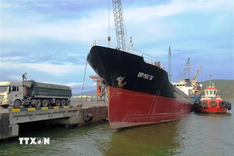 Tàu hàng đang neo đậu tại cảng Quy Nhơn. (Ảnh: Nguyên Linh/TTXVN)