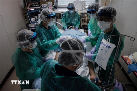 Nhân viên y tế điều trị cho bệnh nhân COVID-19 tại bệnh viện ở Yokohama, Nhật Bản. (Ảnh: AFP/TTXVN)