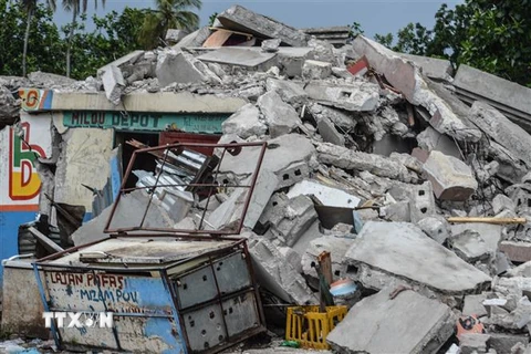 Nhà cửa bị phá hủy sau trận động đất ở Les Cayes, Haiti, ngày 16/8. (Ảnh: THX/TTXVN)