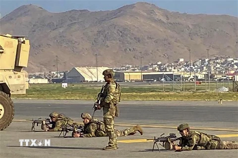 Binh sỹ Mỹ đảm bảo an ninh tại sân bay ở thủ đô Kabul, Afghanistan. (Ảnh: AFP/TTXVN)