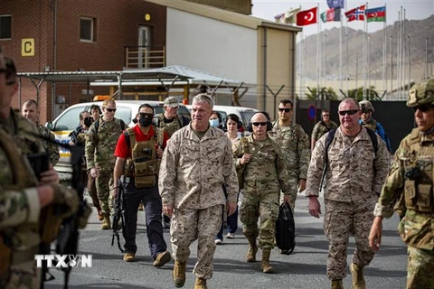 Tướng Kenneth F. McKenzie (giữa), Tư lệnh của Bộ Tư lệnh Trung tâm Mỹ, giám sát hoạt động sơ tán công dân Mỹ tại sân bay quốc tế Hamid Karzai ở Kabul, Afghanistan ngày 17/8. (Ảnh: AFP/TTXVN)