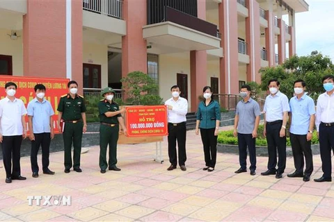 Bí thư Tỉnh ủy Bắc Ninh Đào Hồng Lan (thứ 5, từ phải) và đoàn công tác trao hỗ trợ cho huyện Lương Tài. (Ảnh: Thanh Thương/TTXVN)