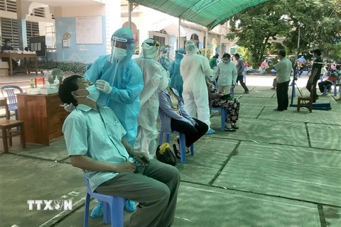 Người dân khóm 3, phường 9, thành phố Vĩnh Long, tỉnh Vĩnh Long được xét nghiệm sàng lọc SARS-CoV-2. (Ảnh: Lê Thúy Hằng/TTXVN)