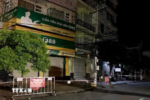 Phong tỏa khu vực của công ty tài chính F88 trên đường Trần Phú, thành phố Bạc Liêu. (Ảnh: Chanh Đa/TTXVN)