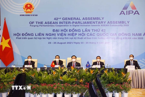 Chủ tịch Quốc hội Vương Đình Huệ với các đại biểu tham dự Đại hội đồng AIPA lần thứ 42. (Ảnh: Doãn Tấn/TTXVN)